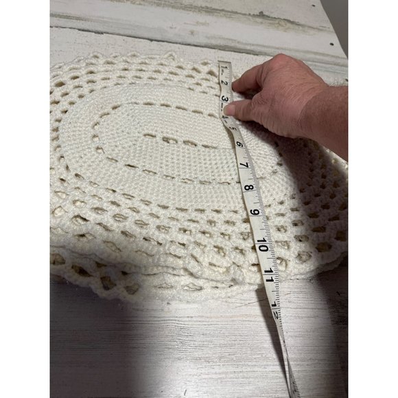 Set of four white crocheted placemats. - Picture 4 of 6